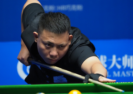 场上显得更 场上显得更